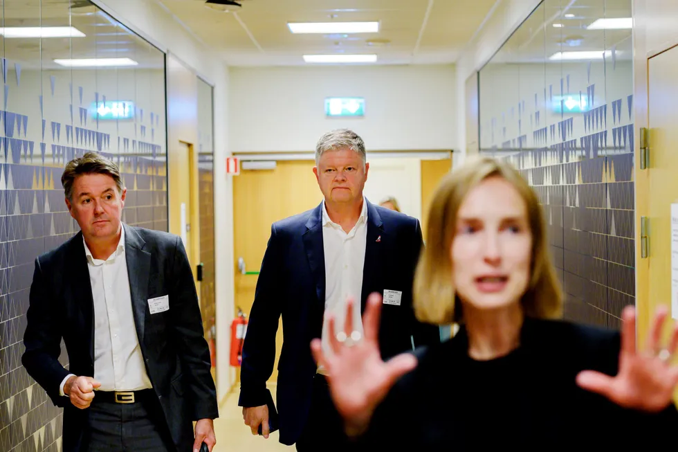 Norwegian-sjef Geir Karlsen (fra venstre) og tidligere toppsjef Jacob Schram fikk bonuser av det forrige styret, og det er fortsatt uavklart om selskapet den gang var hindret av et bonusforbud. Næringsminister Iselin Nybø (foran) kan ikke si om saken blir fulgt opp.