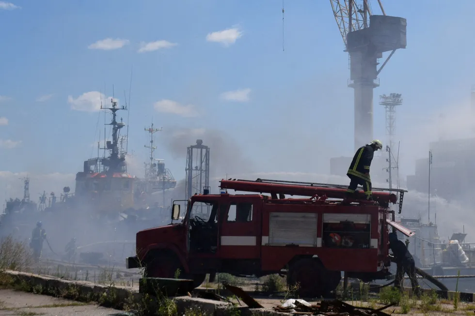 Brannmannskaper er i sving etter at russiske raketter lørdag traff en viktig havn for eksport av korn i Odesa.
