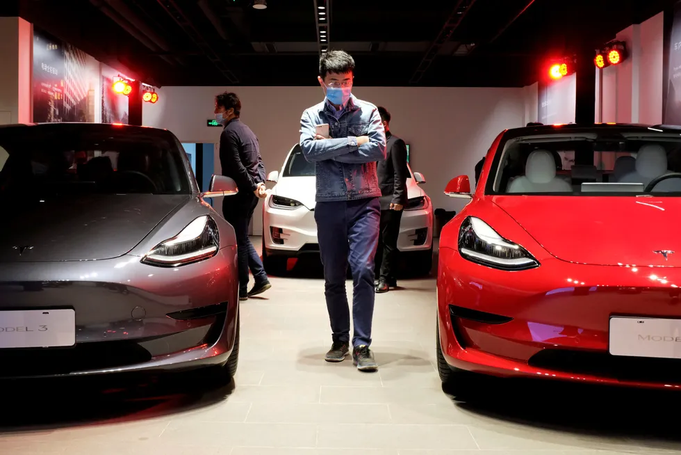 Det er ett år siden Teslas første fabrikk utenfor USA åpnet i Shanghai i Kina. Det ble solgt over 135.000 Tesla-biler i Kina. Mange kjøpere klager over kvalitetsproblemer. Her fra et nytt showroom i Shanghai,