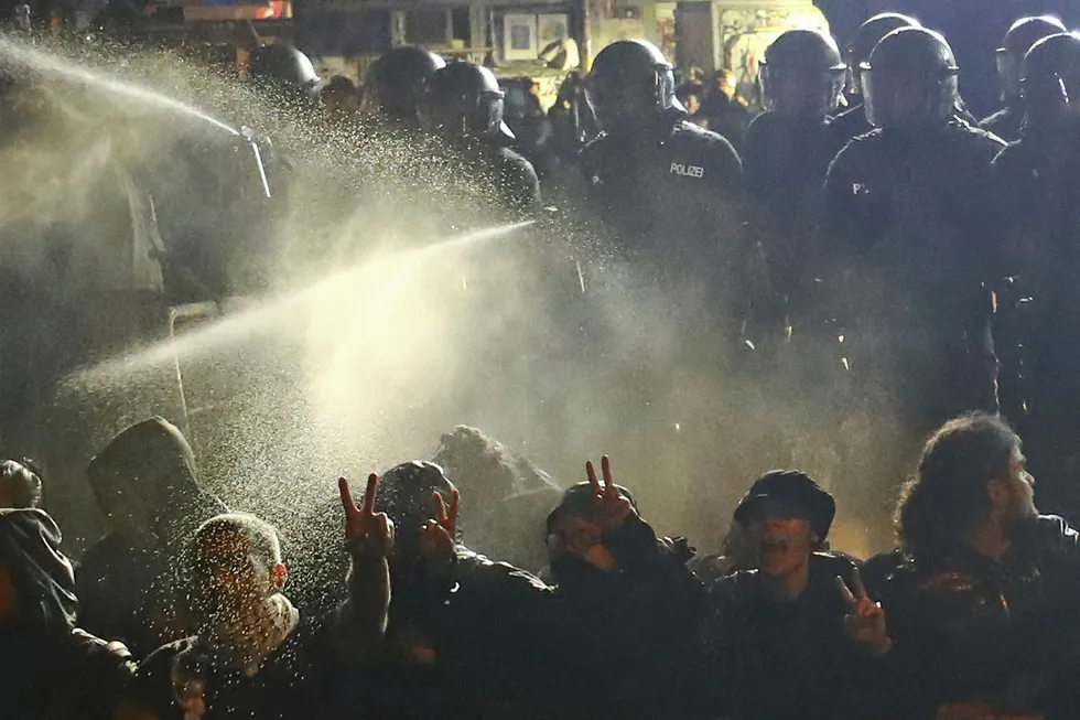 Politiet brukte tåregass mot voldelige demonstranter under G20-toppmøtet i Hamburg. Foto: Kai Pfaffenbach/Reuters/NTB Scanpix