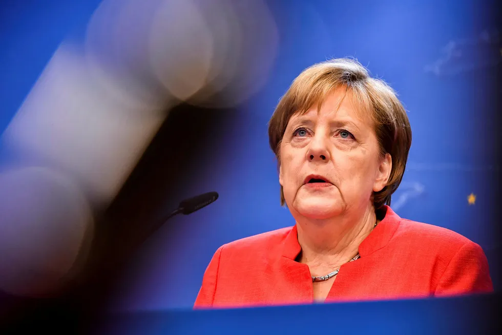 Angela Merkel forsøker å blidgjøre innenriksminister Horst Seehofer og koalisjonspartnerne i CSU, med en rekke nye avtaler og tiltak for å skjerpe flyktningpolitikken. Foto: AP / NTB scanpix