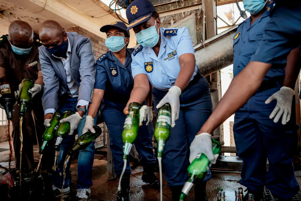 Sørafrikansk politi heller ut 2000 liter med illegal alkohol som ble konfiskert under en politioperasjon i fjor høst.