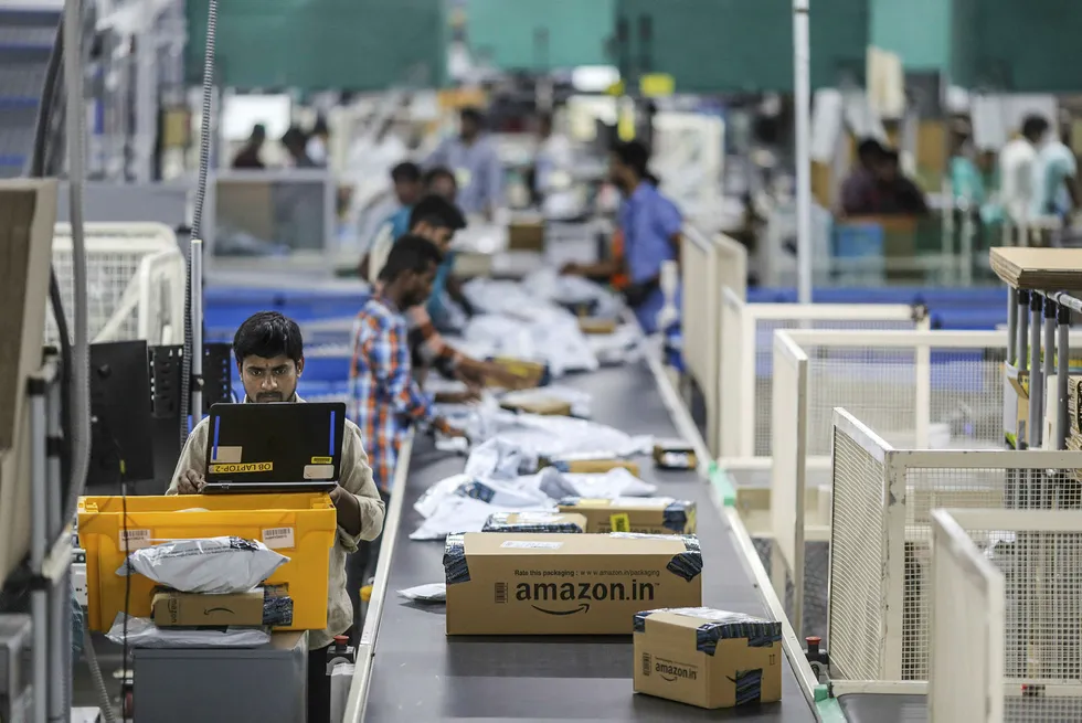 Hva skjer når Amazon inntar Skandinavia, spør kronikkforfatteren. Bildet er fra Amazon.com i Hyderabad i India, hvor selskapet har åpnet sin største pakkesentral. Foto: Dhiraj Singh/Bloomberg