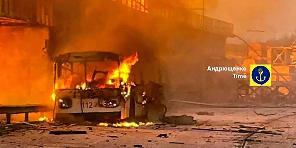 En brennende elektrisk buss i Dnipro, i regionen Dnipropetrovsk, etter Russlands angrep natt til fredag. Bildet er publisert av en rådgiver til bystyret i Mariupol.