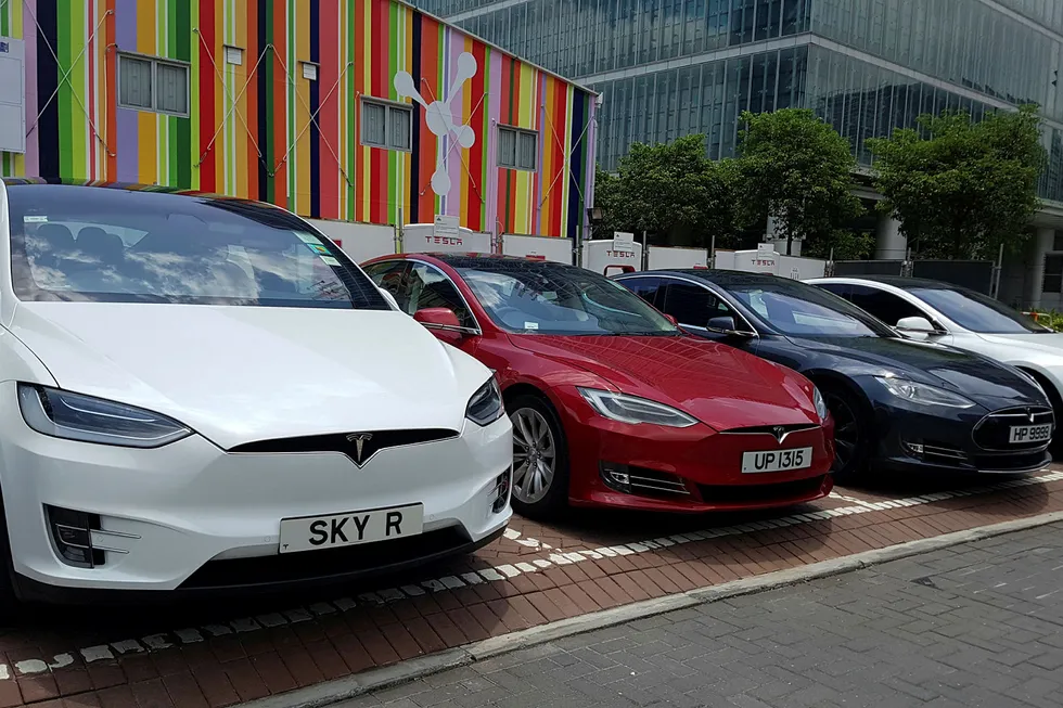 Myndighetene i Hong Kong kuttet subsidier på kjøp av elbiler, og Tesla-salget gikk rett i bakken. Bildet viser Teslaer som står til lading i «Vitenskapsparken» i Hong Kong. Foto: Bobby Yip/Reuters/NTB scanpix