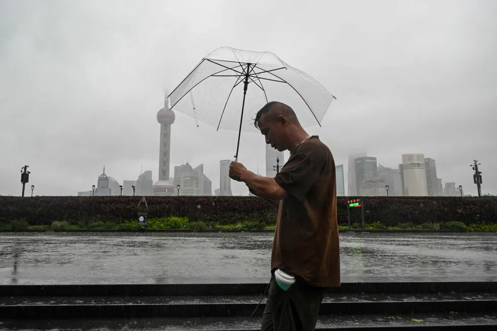 Det er ikke bare den kinesiske økonomien som opplever stormkast. Den kraftigste tropiske syklonen siden 1949 har rammet finansbyen Shanghai mandag morgen.