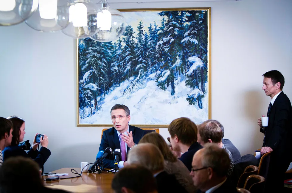 Tidligere Ap-topp Hans Kristian Amundsen (til høyre) døde søndag 58 år gammel. Her med statsminister Jens Stoltenberg under en pressekonferanse i mars 2012. Foto: Gunnar Lier