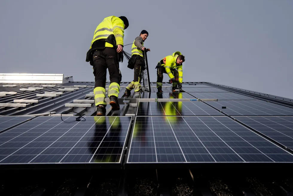 Prisen på solceller og elbilbatterier har falt med 90 prosent på 10–15 år. Prisfallet skyldes industrialisering og konkurranse, men driveren er at stater har skapt markeder for teknologiene, skriver Marius Holm.