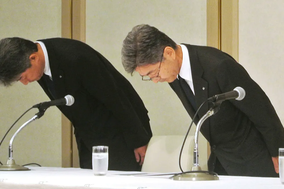 Konserndirektør Naoto Umehara (til høyre) hos Kobe Steel er den siste i en lang rekke japanske næringslivstopper som må bukke dypt og unnskylde seg etter nok en ny skandale i japansk næringsliv. Foto: Kyodo/NTB Scanpix