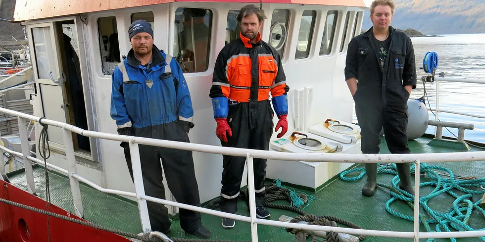 FRA BØ I VESTERÅLEN: Bø-båten «Syclon» driver for tiden fiske i Vest-Finnmark og leverer til Øksfjord Fiskeindustri i Loppa kommune. F.v. skipper og reder Marius Albrigtsen, mannskap Bjørn Egil Gamst og lærling Troy Blokhus.