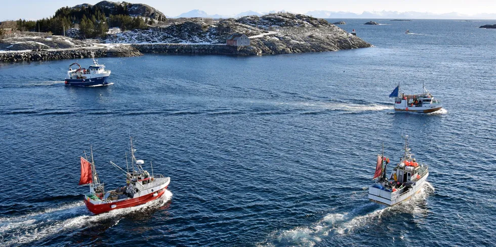 Kystvaktsentralen er et svært viktig tilbud for fiskere, og har en avgjørende rolle i arbeidet med å sikre ordnede forhold på fiskefeltene. Bildet viser sjarker på lofotfiske i mars 2021.