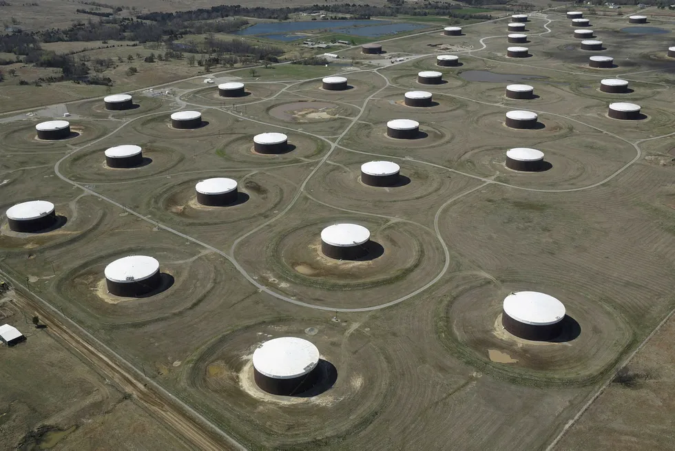Amerikanske oljelagre har sendt oljeprisen både opp og ned de siste månedene. Her fra oljelagrene i Cushing, Oklahoma. Foto: Nick Oxford/Reuters/NTB Scanpix.