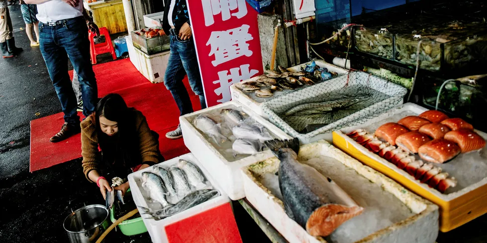 Lokalt fiskemarked i Shanghai, Kina - før korona tok grep om verden.