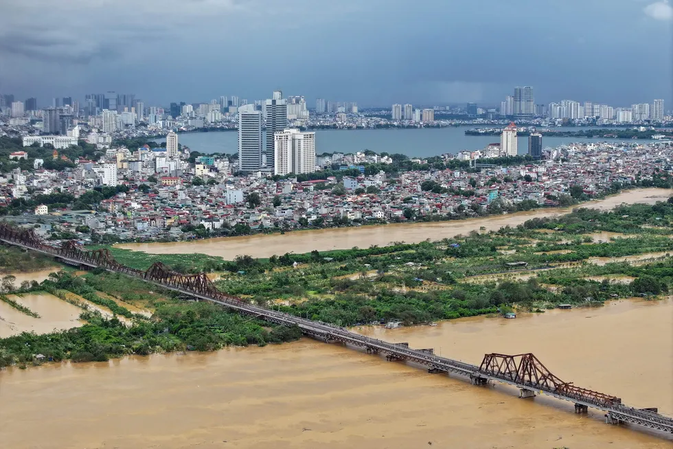 Tyfonen Yagi forårsaket store ødeleggelser i Vietnam i september med flere hundre dødsfall og økonomiske tap på mellom 30 og 40 milliarder kroner. Her fra hovedstaden Hanoi.