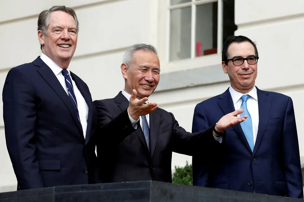 Kinas visestatsminister Liu He under et besøk til Washington for samtaler om handelsavtale, her sammen med to forhandlere fra den amerikanske delegasjonen Robert Lighthizer og Steve Mnuchin.