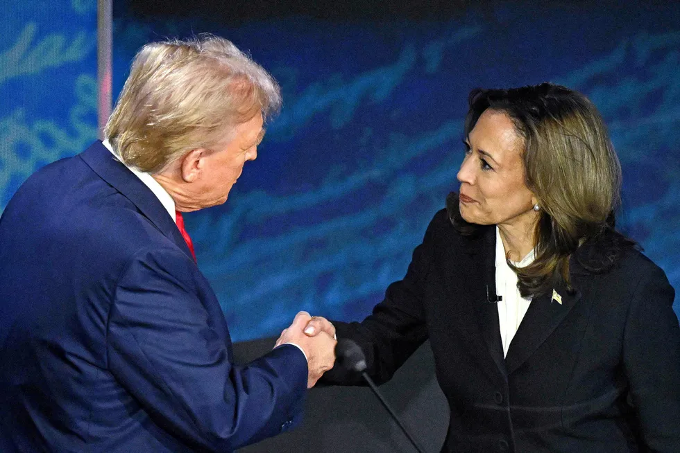 Visepresident Kamala Harris gikk over til Donald Trump og håndhilste på Donald Trump idet debatten startet. Dette er første gang siden 2016 de to kandidatene har håndhilst på hverandre.