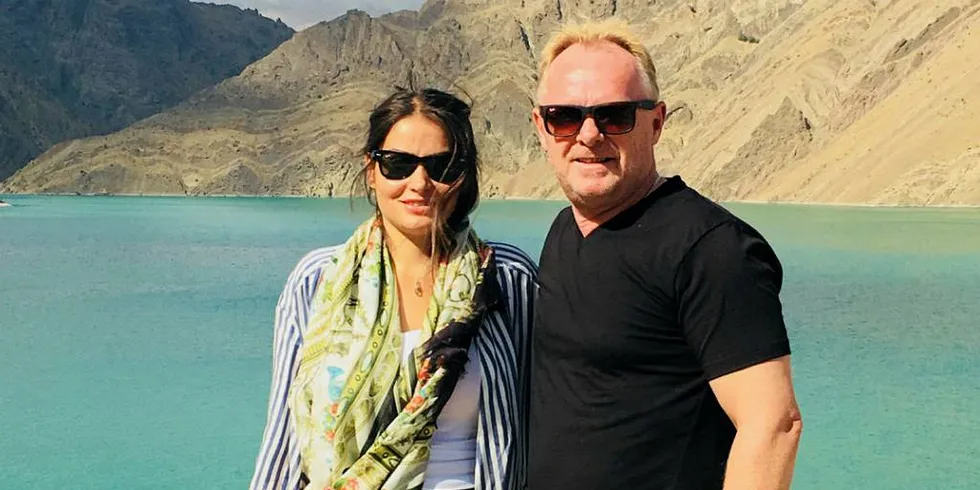 Per Sandberg skal begynne å arbeide for sin samboer Bahareh Letnes. Her fra parets private Iran – reise i sommer.Foto: Privat