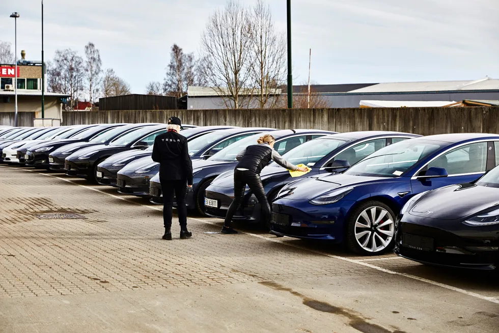 Tesla fikk inn rekordmange biler til Norge i mars 2019, men i 2020 ble salget nesten halvert.