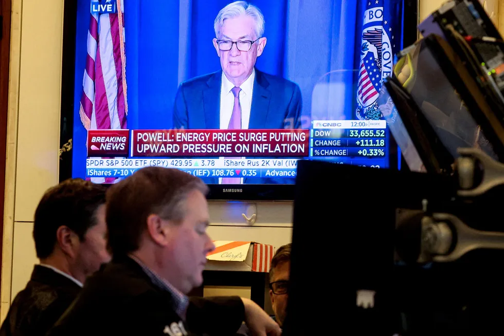 Sentralbanksjef Jerome Powell snakker om inflasjon mens tradere på The New York Stock Exchange handler aksjer. Den amerikanske sentralbanken anklages for ikke å ha sett den høye inflasjonen komme. Fed er i godt selskap.