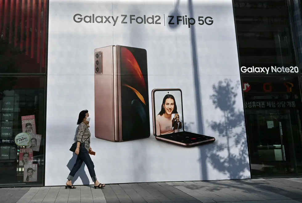 Samsung har lansert en rekke nye smarttelefonmodeller under pandemien. I neste uke vil Apple lansere neste generasjon Iphone-telefoner. Den kinesiske konkurrenten Huawei er skjøvet ut i kulden på grunn av amerikanske sanksjoner og geopolitisk konflikt med India.