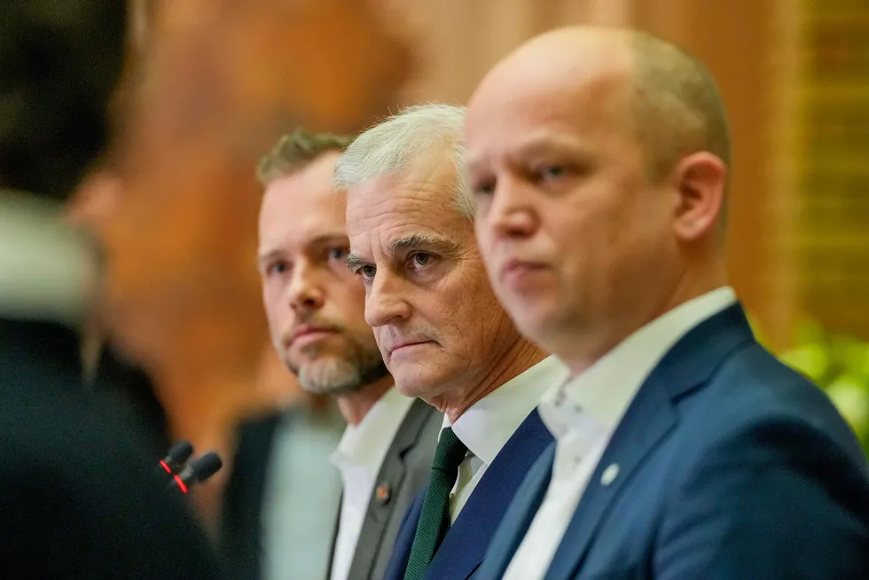 Statsminister Jonas Gahr Støre (Ap), finansminister Trygve Slagsvold Vedum (Sp) og Audun Lysbakken (SV) på pressekonferanse i vandrehallen på Stortinget om stadsbudsjettet 2023.