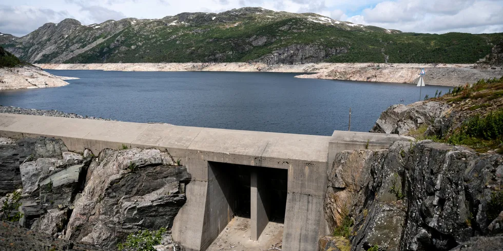Produsentene i Sør-Vest Norge må rapportere produksjonen de har fra sine regulerte vannkraftverk. Bildet er fra Vatnedalsdammen vannmagasin i NO2 tidligere i sommer. I NO2 henger fyllingsgraden lenger etter normalen nå, enn tidligere i sommer.