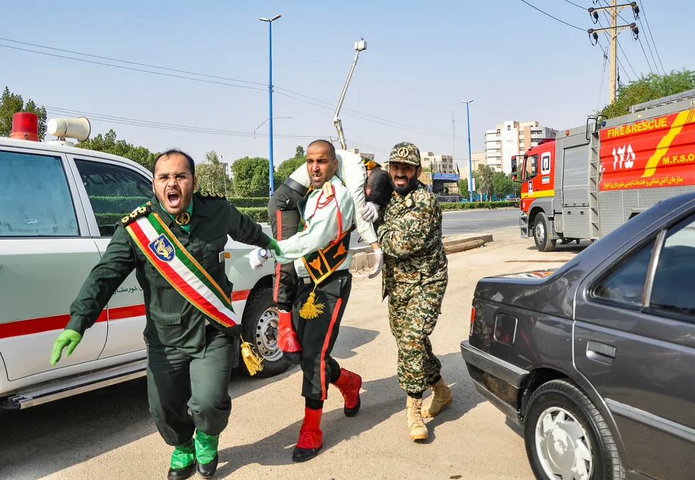Skadde bæres i sikkerhet etter angrepet lørdag mot en militærparade i Ahvaz, hovedstaden i den oljerike provinsen Khuzestan i Iran.