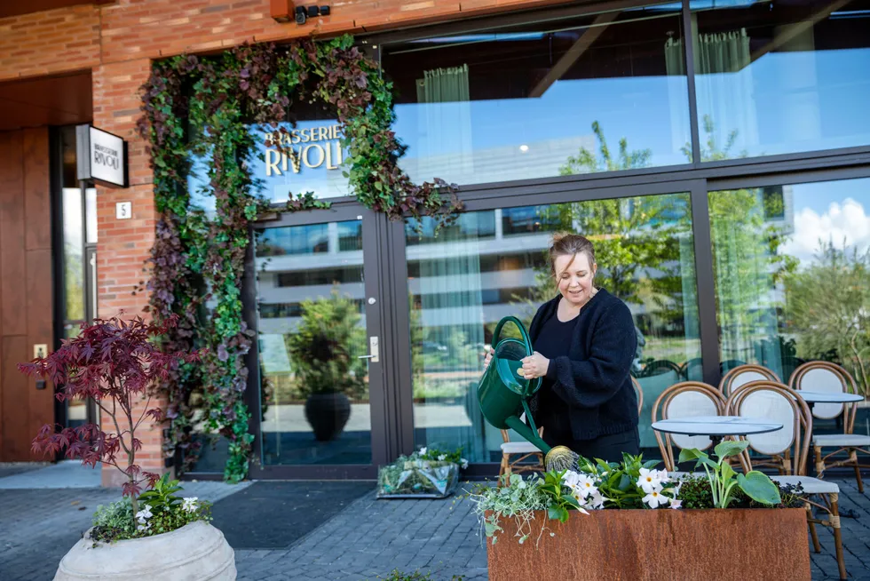 Restaurantsjef Kari Innerå ved Brasserie Rivoli i Bjørvika tok sjansen på å kjøpe inn blomster og planter før hun hørte nyheten om at det skulle gjennåpnes.