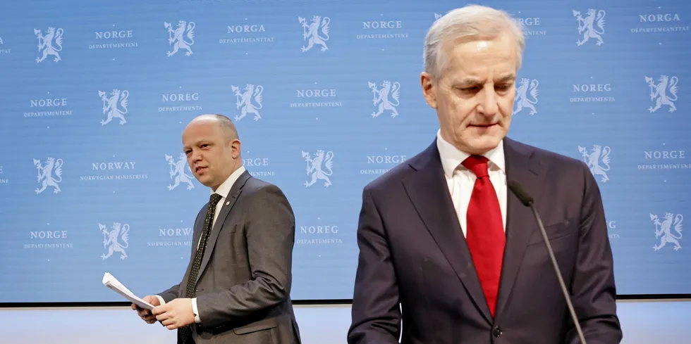 Finansminister Trygve Slagsvold Vedum (Sp) og statsminister Jonas Gahr Støre (Ap) fra de la frem proposisjonen for grunnrenteskatt på havbruk.