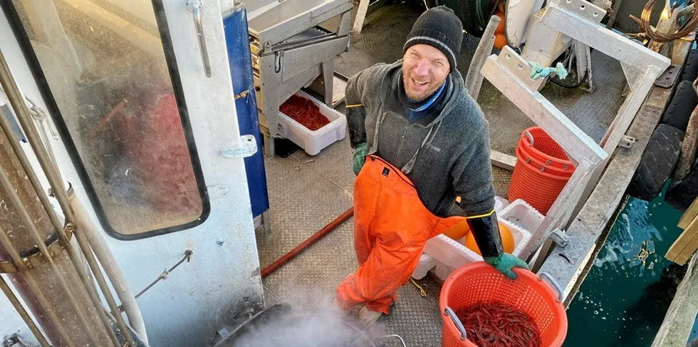 Rekefisker Henrik Sørensen fra Fredrikstad om bord på tråleren «Teis». Bildet er fra tiden da han pleide å selge reker i Moss.