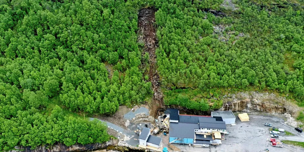 JORDRAS: Dronebilde avSalaks-slakteriet med sår etter jordraset i fjellsida over.