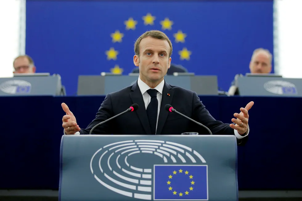 Frankrikges presiden Emmanuel Macron har tatt initiativ til en ny europeisk styrke. Her under en tale føre en debatt om Europas fremtid i EU-parlamentet i Strasbourg, 17. april. Foto: VINCENT KESSLER/Reuters/NTB scanpix