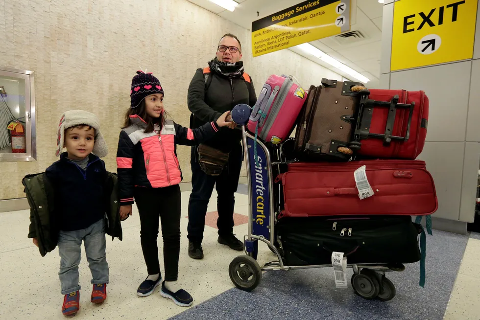 Munther Alaskry, sønnen Hassan og datteren Dima kom til New York's JFK International Airport fredag, etter en uke i limbo i Bagdad på grunn av Trumps reiseforbud. Forbudet ble reversert for tolker som hadde jobbet for USAs styrker og nå er hele reiseforbudet satt ut av spill, men beslutningen er anket. Foto: Richard Drew