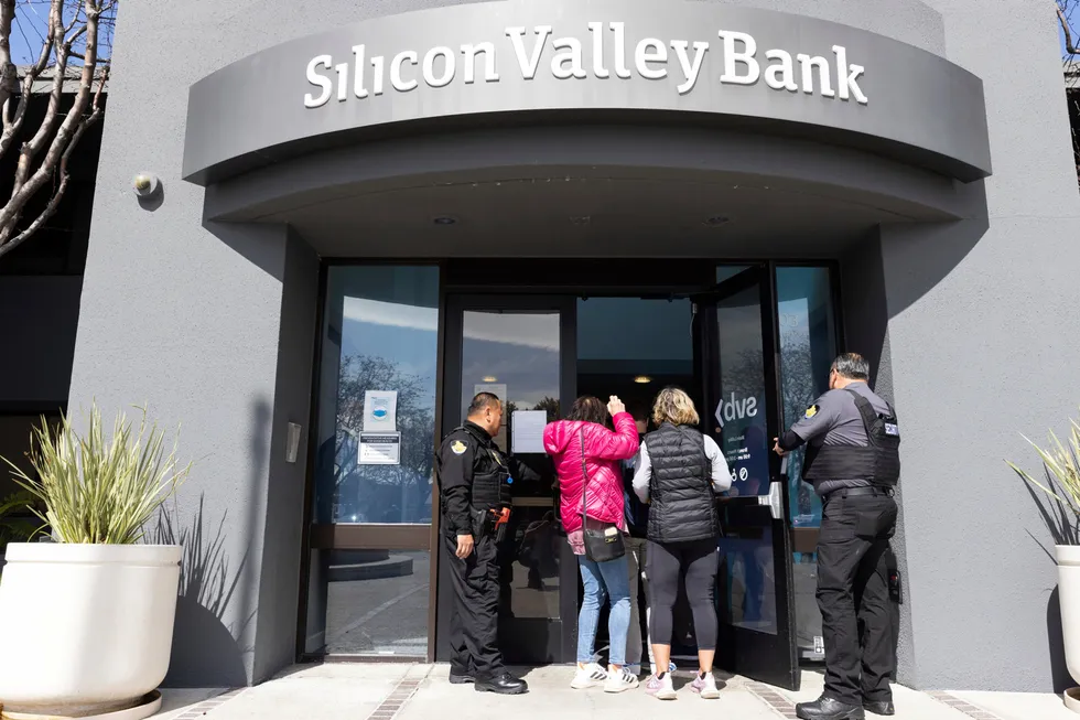 Folk på vei inn på Silicon Valley Banks hovedkontor mandag etter at amerikanske myndigheter tok kontroll over banken dagen før.