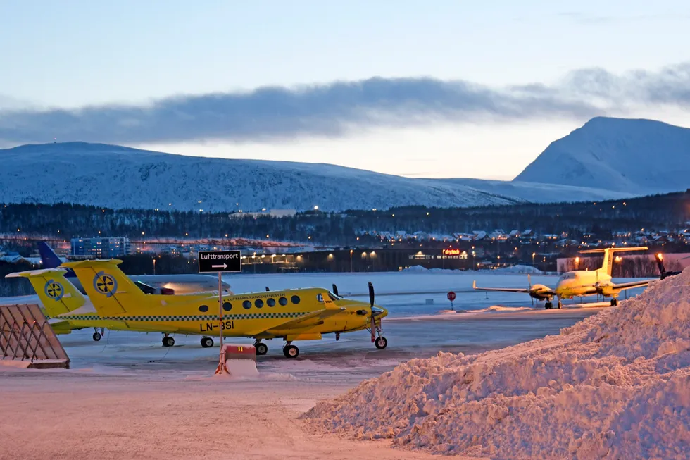 Hvordan kontrakten er utformet, er i Norge opp til den enkelte oppdragsgiver, skriver Harald Alfsen. På bildet er ambulansefly utenfor hangaren til Babcock i Tromsø.