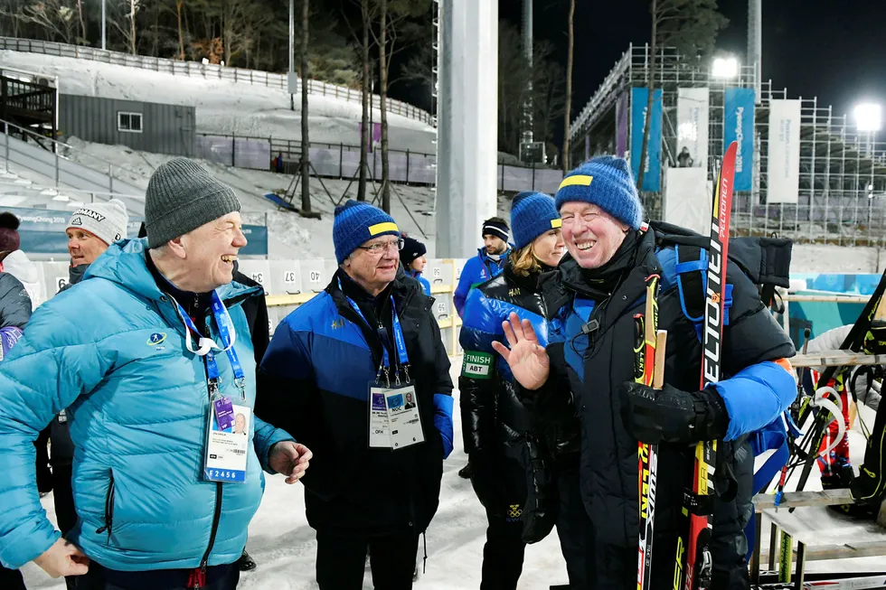 Olle Dahlin (til høyre) ble i ettermiddag valgt til ny president i Det internasjonale skiskytterforbundet, IBU. Her sammen med Kong Carl Gustaf og landslagstrener Wolfgang Pichler under OL i Pyeonchang sist vinter.
