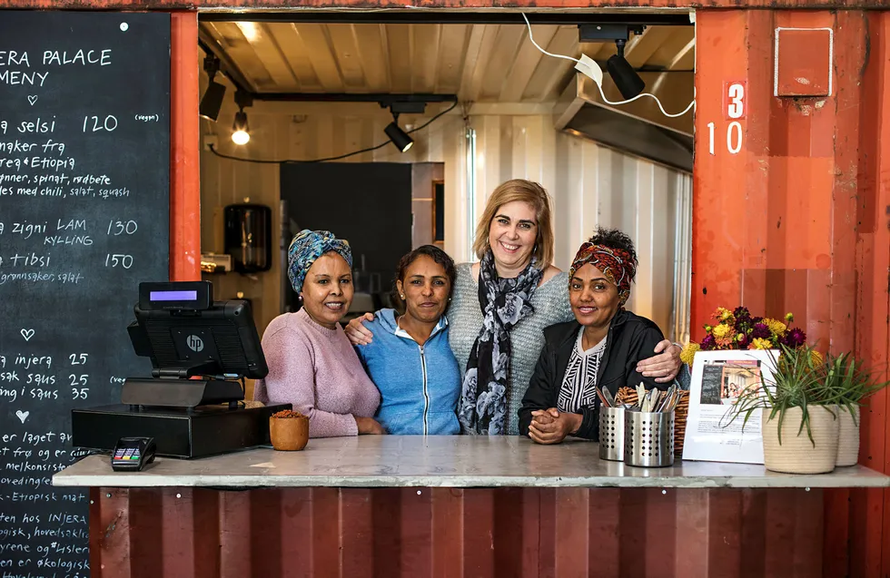 Lager god mat. Ragnhild Slettner har satt kvinnelige flyktninger i arbeid på Vippa i Oslo. De tre eritreiske kokkene er eksperter på spesialiteten injera. Fra venstre: Tzega Garza, Genet Medhanei, Ragnhild Slettner og Selemawit Gebremichael.