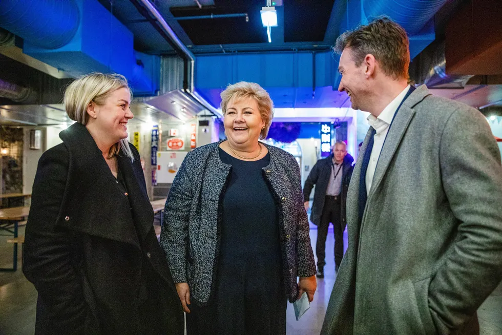 Høyreleder Erna Solberg flankert av sine to nestledere Tina Bru og Henrik Asheim. Ingen av dem vedgår å ha lederambisjoner.