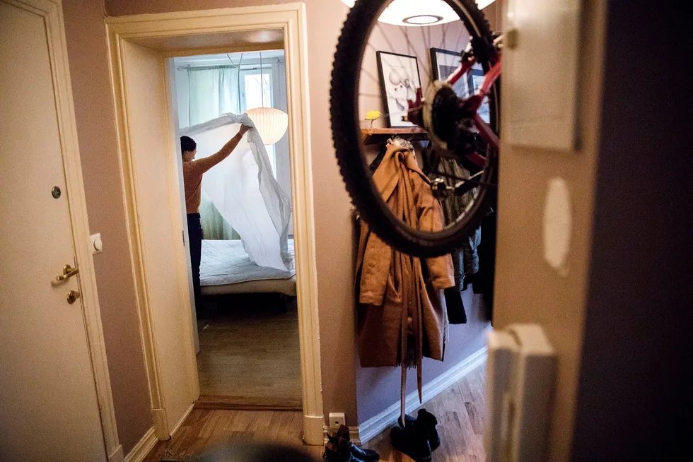 Det er store variasjoner mellom typer arbeid og plattformselskaper. De som tjener mest per måned – rundt 3500 kroner – er de som midlertidig leier ut sine hus, hytter eller leiligheter via Airbnb, skriver artikkelforfatteren. Her fra en leilighet i Gamlebyen i Oslo som leies ut på Airbnb. Foto: Per Thrana