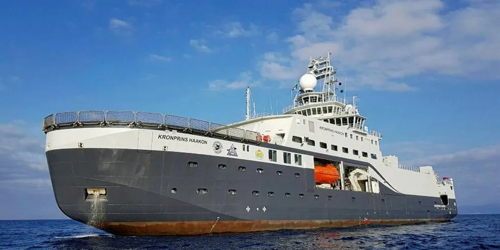 «Kronprins Haakon» skal overvåke miljø- og klimatilstanden i havområdene i Arktis og Antarktis.Foto: Øystein Mikelborg / Norsk Polarinstitutt