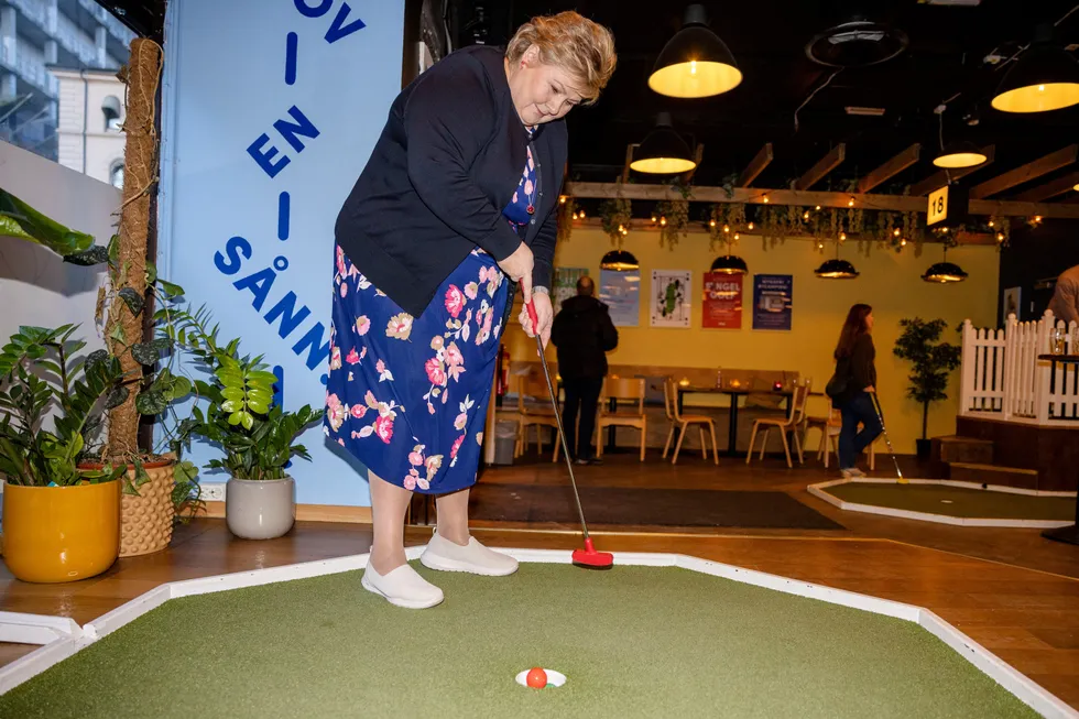 Erna Solberg spiller overhodet ikke golf, med mindre det er miniversjonen i byens sentrum. Hun vil heller jobbe så lenge hun kan, slik hun håper flest mulig gjør.
