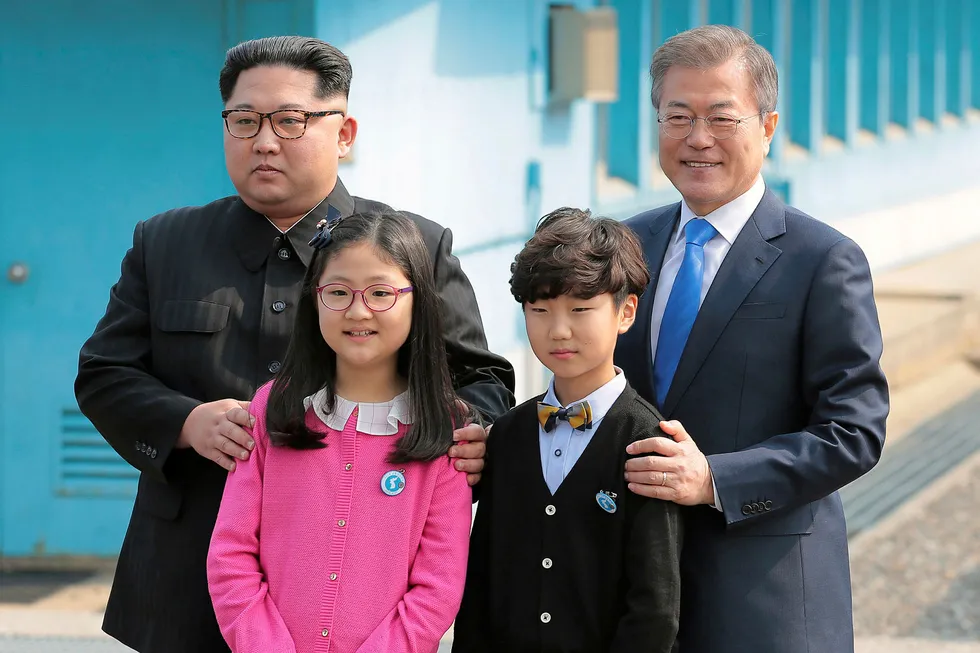 Nord-Koreas president Kim Jong-un og den sørkoreanske presidenten Moon Jae-in har innledet et historisk møte. Her poserer de sammen med to barn etter at Kim nettopp har krysset grensen til Sør-Korea som første Nord-Koreanske leder siden 1953. Foto: Korea Summit Press Pool via AP/NTB Scanpix
