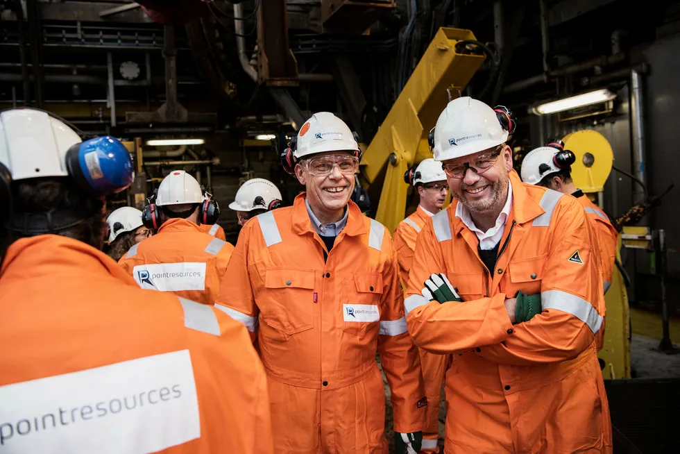 DN var med da den mangeårige ExxonMobil-toppen, nå fersk Point-sjef, Morten Mauritzen (i midten) besøkte Ringhorne-feltet torsdag. Med seg hadde han HitecVision-sjef Ole Ertvaag (til høyre). Foto: Tommy Ellingsen