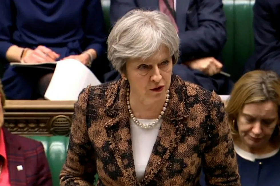 Storbritannias statsminister Theresa May ber russerne forklare seg innen tirsdag. Hvis svaret ikke er troverdig, vil regjeringen regne giftangrepet i Salisbury som et russisk angrep på britisk territorium. Foto: AP / NTB scanpix