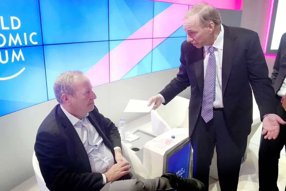 Tidligere finansminister Larry Summers og hedgefond-milliardær Ray Dalio diskuterer videre etter en paneldebatt under World Economic Forum i Davos. Foto: Foto: Jostein Løvås