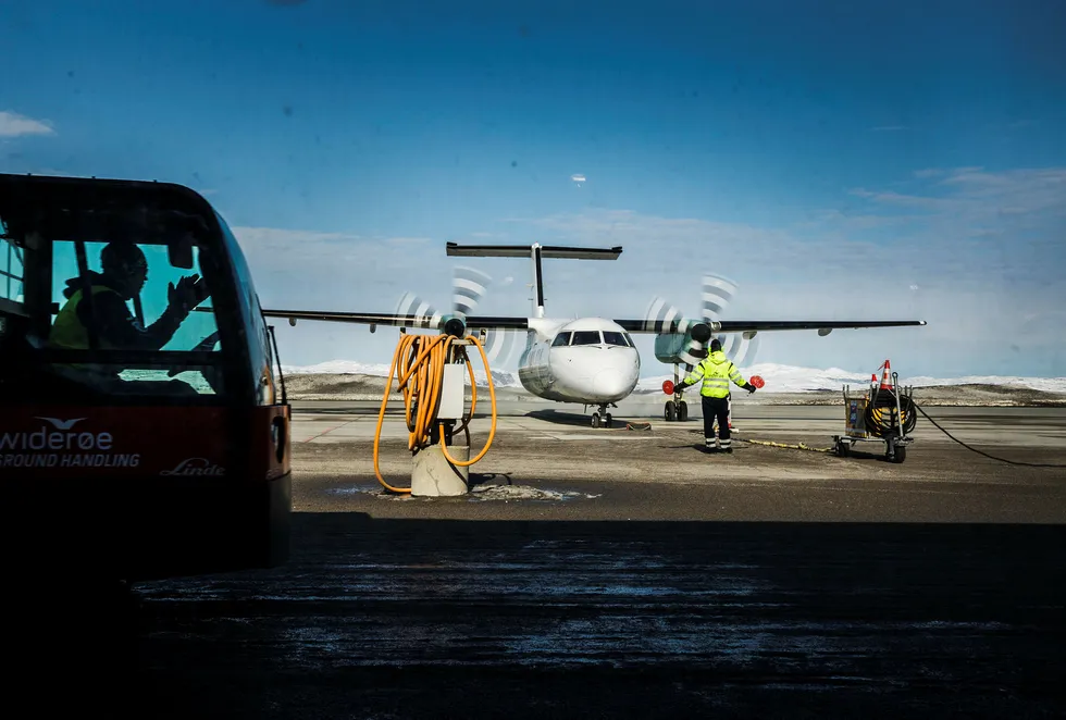 Widerøe flyr på hele kortbanenettet i Norge og har varslet rutekutt på flere av de kommersielle rutene uten statlige tilskudd til driften. Nå kan en «ny» flyavgift sette stopper for det. Her fra Kirkenes lufthavn.