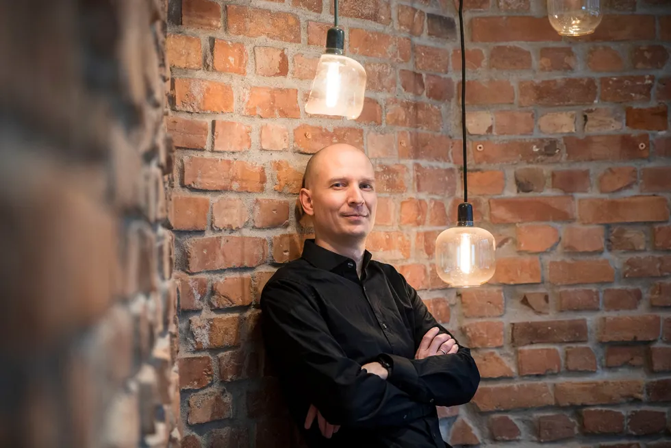 Med sin egenutviklede app som overvåker kundenes strømforbruket, har Tibber-gründer Edgeir Vårdal Aksnes utfordret de tradisjonelle aktørene i strømmarkedet.