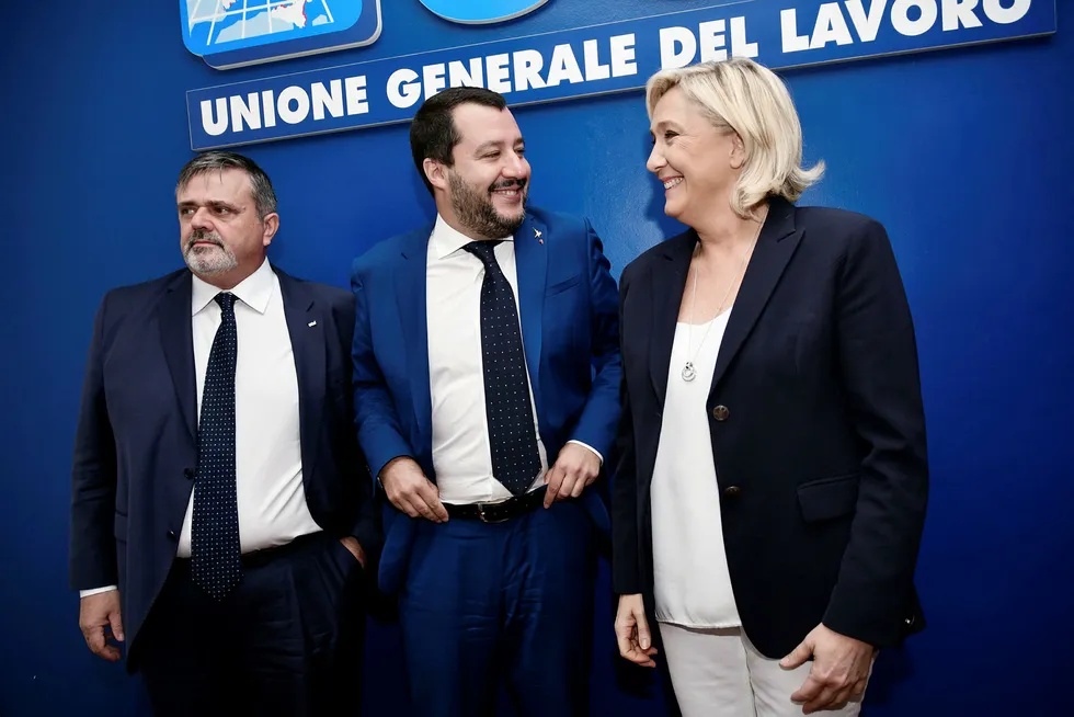 Franske Nasjonal front-leder Marine Le Pen (til høyre) og italienske Lega Nord-leder Matteo Salvini (i midten) har funnet tonen, blant annet i motstand mot EU-ledelsen i Brussel. Markedet er lite imponert. Her sammen med Francesco Paolo Capone, generalsekretær for Unione Generale del Lavoro (UGL, General Union of Labor) fagforening.