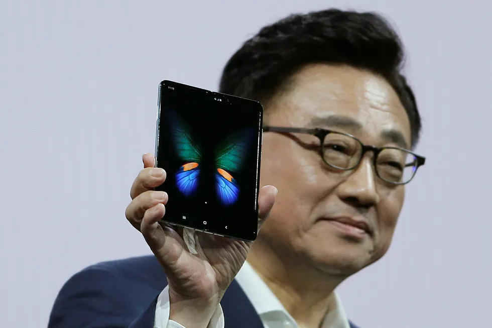 Samsungs toppsjef DJ Koh innrømmer lanseringen av den brettbare smarttelefonen Galaxy Fold ble presset frem og skjedde for tidlig. Selskapets driftsresultat er mer enn halvert i siste kvartal.