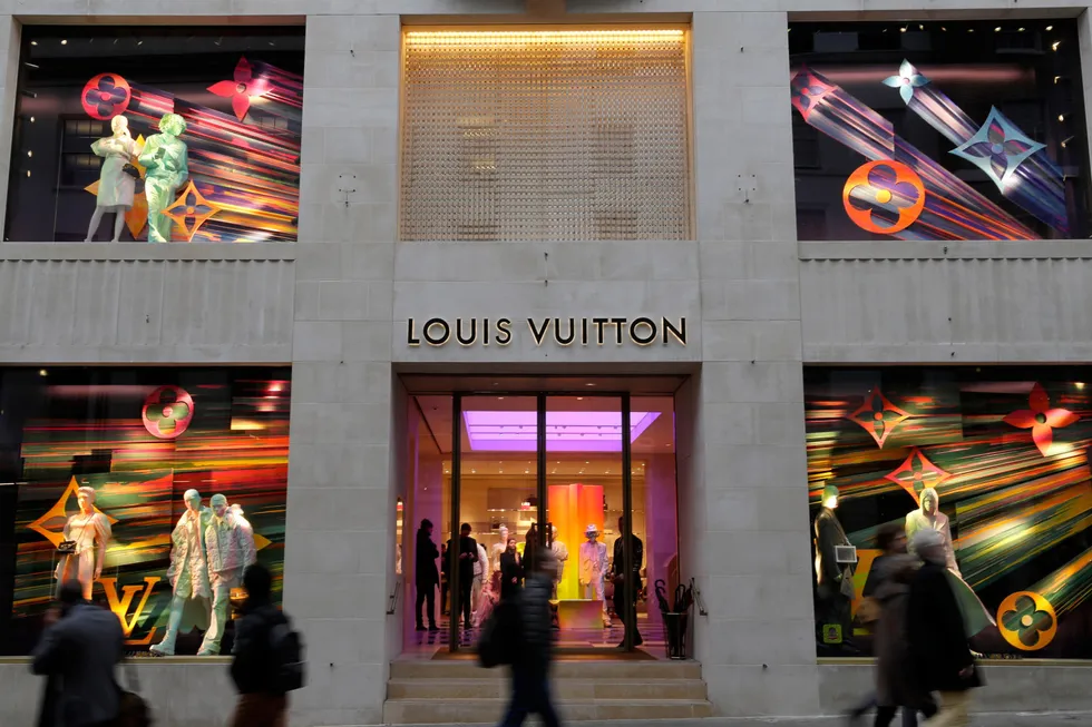 Luksusbutikkene i Europa har slitt etter pandemien, ettersom kinesiske turister uteblir. Ingen vet når de vil komme tilbake til Europa. Bildet viser en Louis Vuitton-butikk i London.